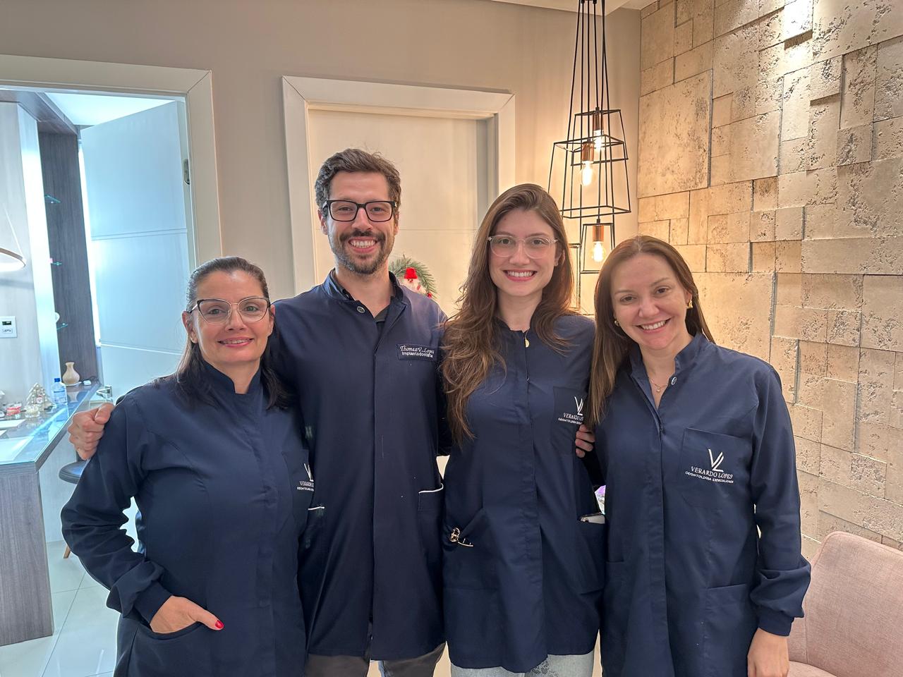 Dentista atendendo paciente